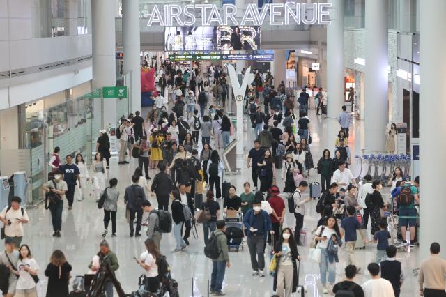 붐비는 인천공항
    영종도연합뉴스 김주성 기자  추석 연휴를 사흘 앞둔 25일 오전 인천국제공항 1터미널 면세점 구역이 여행객들로 붐비고 있다 
    인천국제공항공사는 추석 연휴 특별 교통 대책 기간인 27일부터 다음달 3일까지 7일간 총 121만3천319명 하루 평균 17만3천331명이 인천공항을 이용할 것으로 전망했다 2023925
    utzzaynacokr2023-09-25 083130
저작권자 ⓒ 1980-2023 ㈜연합뉴스 무단 전재 재배포 금지저작권자 ⓒ 1980-2023 ㈜연합뉴스 무단 전재 재배포 금지