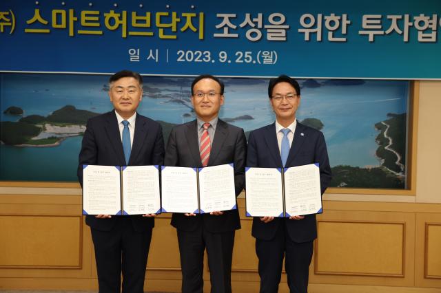 전북도와 고창군이 삼성전자㈜와 호남권에 대규모 물류센터 조성을 위한 투자협약을 체결하고 있다왼쪽부터 김관영 전북지사 김동욱 삼성전자 부사장 심덕섭 고창군수사진고창군