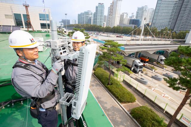 KT 네트워크 직원들이 서울 톨게이트 인근에 있는 통신 기지국의 사전 품질 점검을 진행하고 있는 모습 사진KT