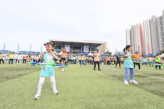 하남종합운동장에서 열린 ‘제34주년 하남시민의 날 기념식 및 체육대회’에서 아이들이 훌라후프 경기를 하고 있다 사진하남시