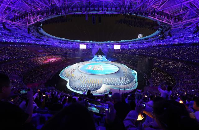 23일 오후 중국 항저우 올림픽 스포츠센터 스타디움에서 열린 2022 항저우 아시안게임 개회식에서 본식에 앞서 식전공연이 펼쳐지고 있다 2023923 사진연합뉴스 