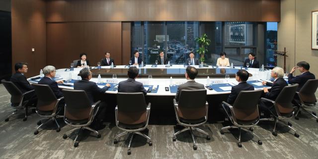 이창용 한국은행 총재와 은행권 수장들이 26일 한국은행 본점에서 하반기 금융협의회에 참석해 가계대출 등 이슈에 대한 논의를 하고 있다 사진한국은행
