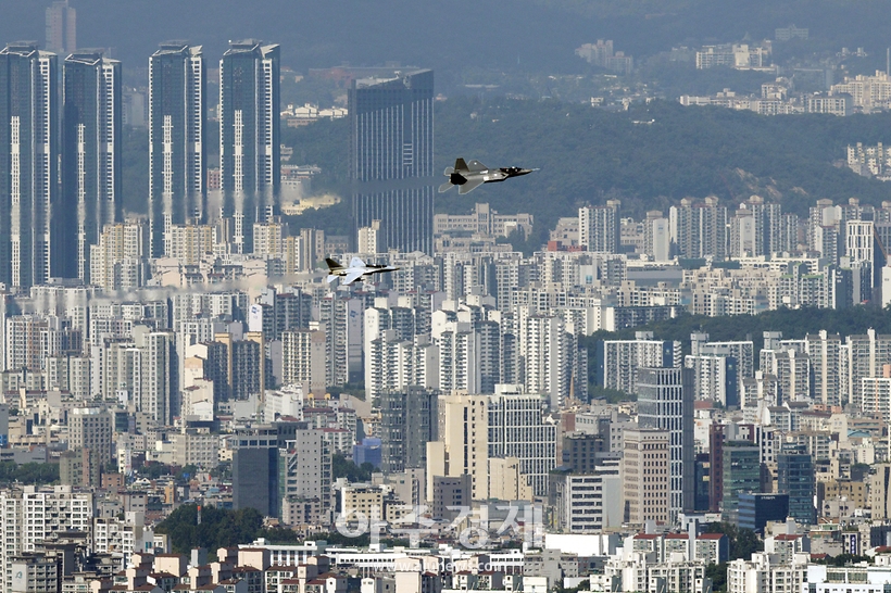 [슬라이드 화보] 서울상공 비행하는 KF-21 보라매 전투기