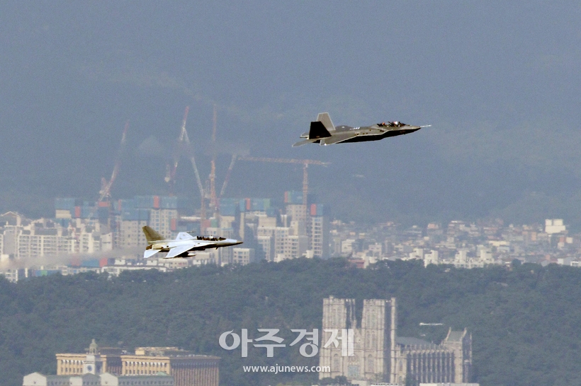 [슬라이드 화보] 서울상공 비행하는 KF-21 보라매 전투기