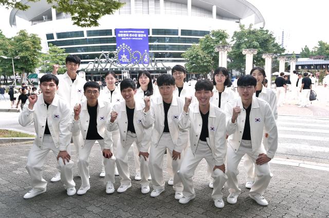 지난 12일 2022 항저우 아시안 게임 대한민국 선수단 결단식에 참석한 한국 바둑 대표팀 기사들이 결의를 다지고 있다 사진한국기원
