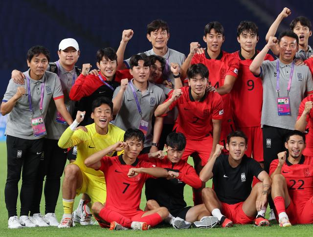  항저우 아시안게임 남자축구 대표팀 선수들이 지난 21일 오후 중국 저장성 진화시 진화스타디움에서 열린 조별리그 2차전 태국과의 경기에서 승리하며 조기 16강 진출을 확정지은 뒤 기념촬영을 하고 있다. [사진=연합뉴스]