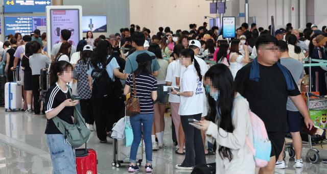 지난 8월 2일 오후 인천국제공항 제1여객터미널 출국장이 탑승객들로 붐비고 있다 사진연합뉴스
