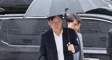 병원 나선 이재명, 빗길 속 법원 도착…질문엔 묵묵부답