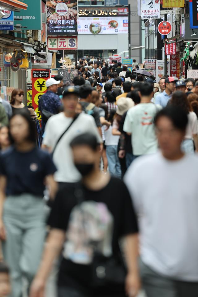 중국 정부가 자국민의 한국 단체관광을 허용한 후 우리나라를 찾는 중국인 관광객이 눈에 띄게 늘었다 사진연합뉴스