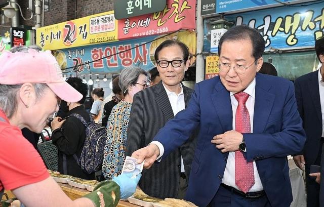 홍준표 대구시장이 지난 25일 추석을 앞두고 중구 관문시장을 방문 장보기 행사를 하고 있다 사진연합뉴스