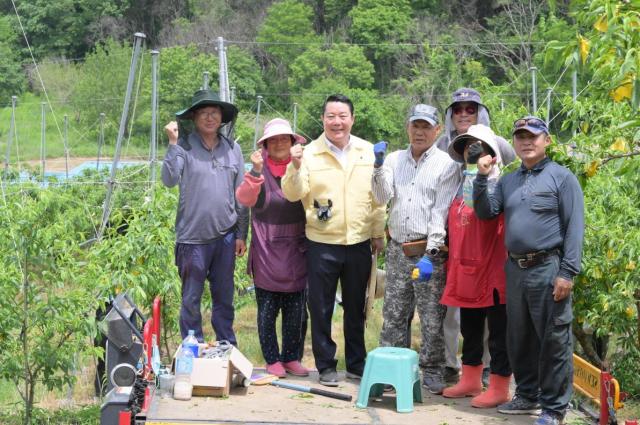 최영일 순창군수왼쪽 세 번째가 고령농업인을 찾아 일손을 돕고 애로사항을 청취하고 있다사진순창군