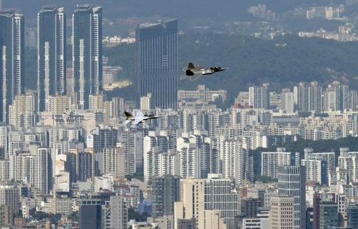 [슬라이드 화보] 서울상공 비행하는 KF-21 보라매 전투기