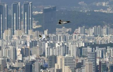 [슬라이드 화보] 서울상공 비행하는 KF-21 보라매 전투기