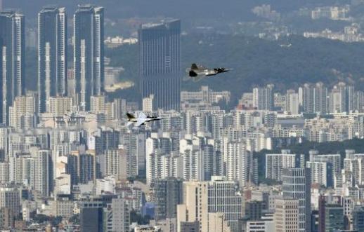 [슬라이드 화보] 서울상공 비행하는 KF-21 보라매 전투기