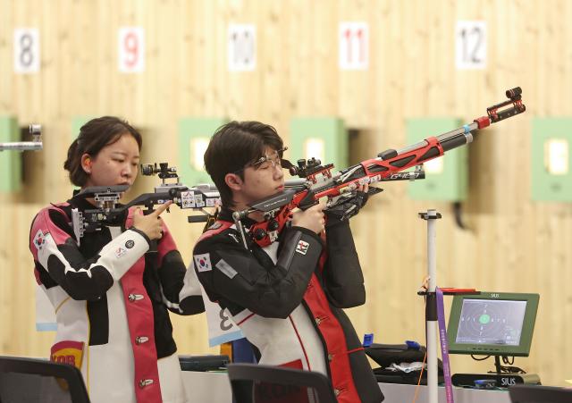 26일 중국 항저우 푸양 인후 스포츠센터에서 열린 2022 항저우 아시안게임 사격 혼성 공기소총 10m 예선에서 이은서와 박하준이 사격을 준비하고 있다 사진연합뉴스