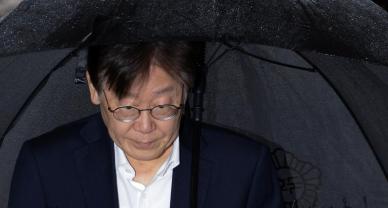 병원 나선 이재명, 빗길 속 법원 도착…질문엔 묵묵부답