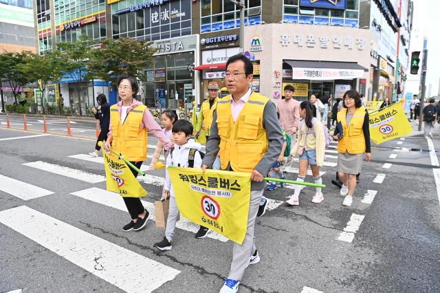 이현재 시장은 두 번째 워킹스쿨버스 노선이 첫 시행된 25일 미사강변도시를 방문해 미사역 주변 중심상업지역에서부터 청아초등학교까지 이어지는 700m 거리의 통학로에서 주변을 살피고 있다 사진하남시