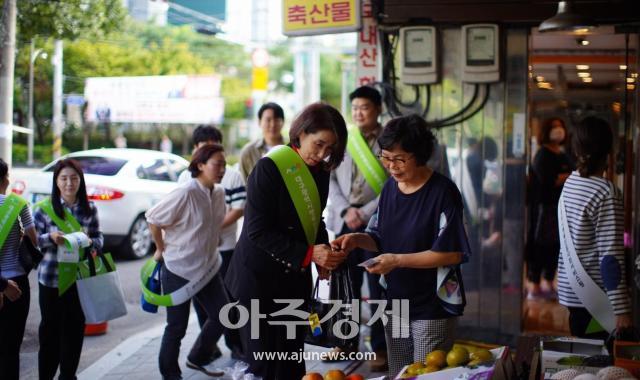 25일 달서구 대동시장에서 열린 추석 맞이 전통시장 장보기 행사에서 정순천 대구행복진흥원 원장이 직원들과 장을 보고 있다 사진대구행복진흥원