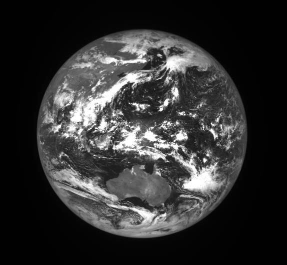 올해 9월 15일 다누리가 촬영한 지구 전면 사진 달과 지구가 서로 바라보고 있어 달에서 지구 전면을 촬영할 수 있었다 사진 가운데 호주 대륙이 관측되고 있다 한반도는 촬영 당일 짙은 구름에 가려졌다 사진과학기술정보통신부