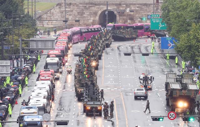 건군 75주년 국군의 날 기념행사가 열린 26일 오후 군 장병들과 장비들이 서울 중구 세종대로에서 시가 행진을 준비하고 있다사진연합뉴스