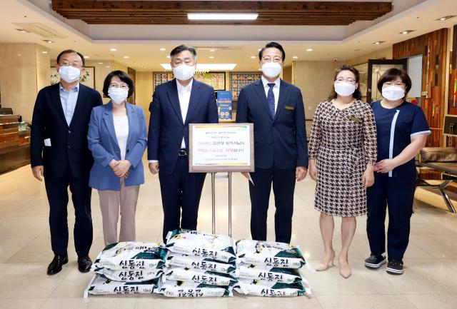 김관영 전북도지사가 노인요양시설인 쉼터요양원을 방문해 위문품을 전달하고 있다사진전북도