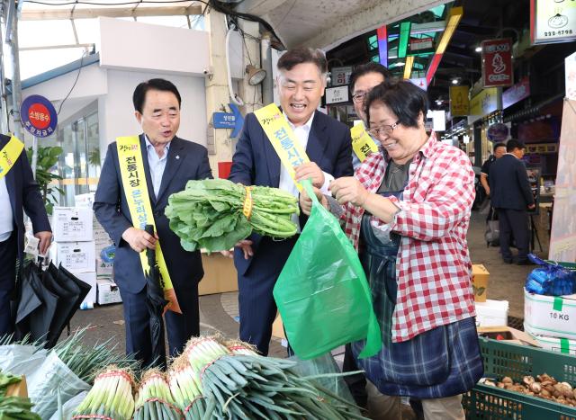 김관영 전북도지사가 전주 남부시장을 찾아 장보기 행사를 가지며 상인들과 담소를 나누고 있다사진전북도