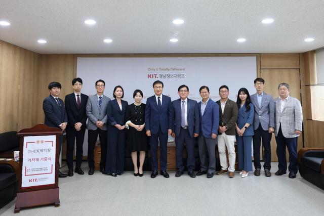 경남정보대학교총장 김대식는 ㈜세빛메디칼대표 문병수로부터 26일 임상병리과 실습을 위한 10억원 상당의 장비를 기증받고 대학 K-메디컬센터 내에 ‘첨단 자동화 검사센터’를 오픈했다사진경남정보대