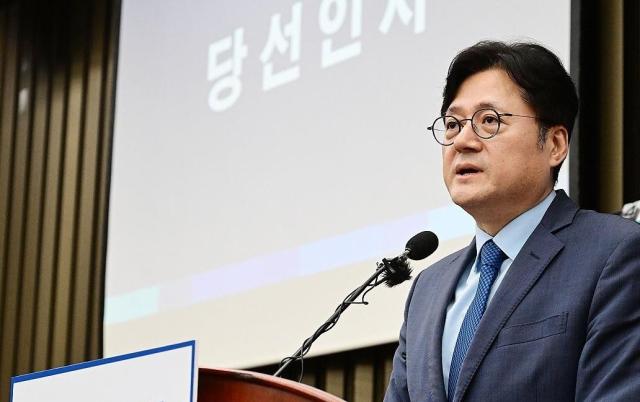 홍익표 더불어민주당 신임 원내대표가 지난 26일 국회에서 열린 원내대표 보궐선거 의원총회에서 당선 소감을 밝히고 있다 사진연합뉴스