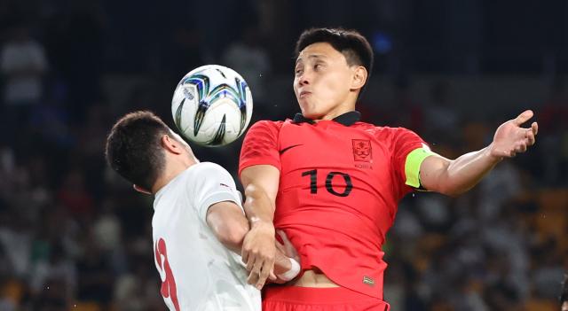 24일 중국 저장성 진화 스포츠센터 스타디움에서 열린 19회 항저우 아시안 게임 남자축구 조별리그 최종전 대한민국과 바레인의 경기 조영욱이 헤딩슛을 하고 있다 사진연합뉴스