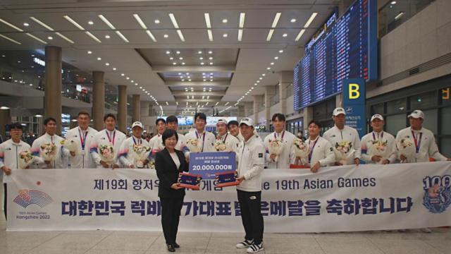 포상금 전달식의 정재희 대상웰라이프 마케팅본부장왼쪽과 이명근 럭비 국가대표 감독 사진대상웰라이프