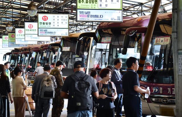 People wait for their buses at a bus terminal platform in Seoul  Photograph by Yoo Dae-gil  dbeorlf123ajunewscom