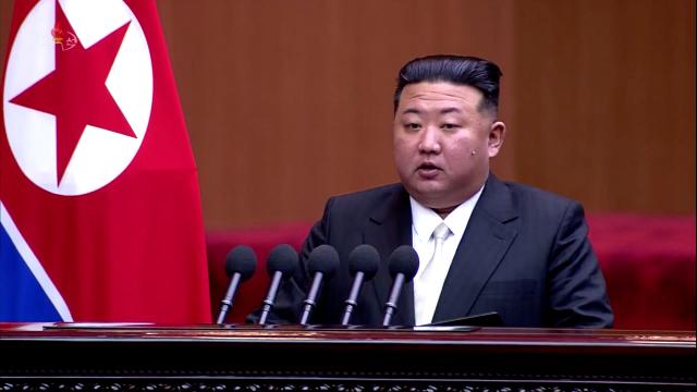 김정은 북한 국무위원장이 지난 2627일 평양 만수대의사당에서 열린 최고인민회의 제14기 제9차 회의에서 연설했다고 조선중앙TV가 28일 보도했다 사진연합뉴스