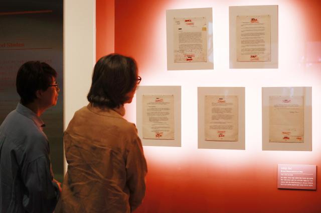 지난 21일 서울 종로구 대한민국역사박물관에서 열린 한미동맹 70주년 기념 특별전 동행에서 참석자들이 브라운 각서를 살펴보고 있다 사진연합뉴스