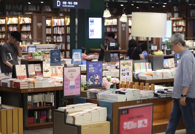 서울 시내 한 대형 서점에서 시민들이 책을 고르고 있다 사진연합뉴스