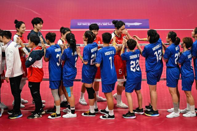 Thailand and South Korea players shake hands after the end of the final match for gold medal of the womens team sepaktakraw during the Hangzhou 2022 Asian Games in Jinhua in Chinas eastern Zhejiang province on September 29 2023 Photo by Hector RETAMAL  AFP2023-09-29 131619
저작권자 ⓒ 1980-2023 ㈜연합뉴스 무단 전재 재배포 금지AFP or licensors