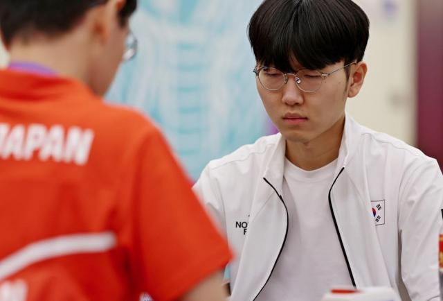 신진서 9단오른쪽이 2022 항저우 아시안 게임 바둑 남자 개인 동메달 결정전에서 대국 중이다 사진신화통신·연합뉴스
