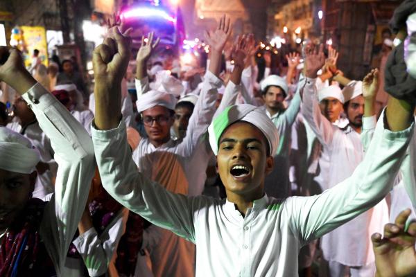 파키스탄 라호레의 한 거리에서 28일현지시간 이슬람 교도들이 무함마드 탄신일을 기념하는 축제의 행렬에 참여하고 있다 사진AFP·연합뉴스