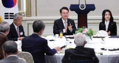 尹, 원폭 피해자 초청 오찬...아픔 다신 외면하지 않을 것