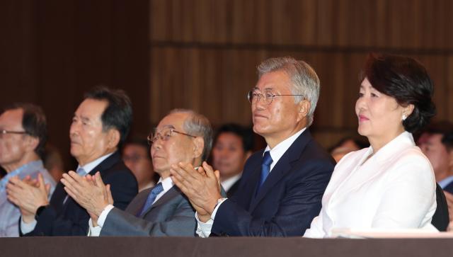 문재인 전 대통령이 19일 오후 서울 영등포구 63빌딩에서 열린 9·19 평양공동선언 5주년 기념식에 참석해 박수를 치고 있다 사진사진공동취재단