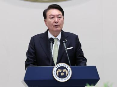 ​윤 대통령, 지구대·소방서 근무자 격려…매 순간 국민 위해 노력해달라