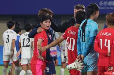 여자축구 남북대결서 1-4 완패…한국, 25년 만에 4강행 실패