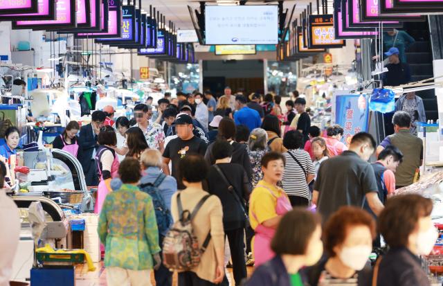 수산대축제로 북적이는 수산시장
    서울연합뉴스 한종찬 기자  24일 서울 노량진 수산시장 일대에서 노량진 수산대축제가 열렸다 이날 시장을 찾은 시민들이 각종 해산물을 구입하고 있다 2023924
    sabaynacokr2023-09-24 135915
저작권자 ⓒ 1980-2023 ㈜연합뉴스 무단 전재 재배포 금지저작권자 ⓒ 1980-2023 ㈜연합뉴스 무단 전재 재배포 금지