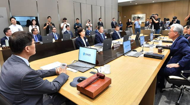 이창용 한국은행 총재가 지난 8월 서울 중구 한국은행에서 열린 금융통화위원회를 주재하고 있다사진연합뉴스