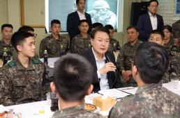 尹 안보와 경제는 하나...기성세대가 장병 미래 열어야