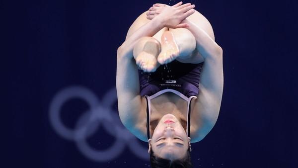 김수지가 1일 중국 항저우 올림픽센터 스타디움 수영장에서 열린 2022 항저우 아시안 게임 다이빙 싱크로나이즈드 여자 스프링보드3m 결성에서 연기 중이다 사진로이터·연합뉴스