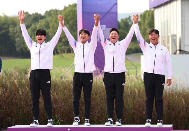 한국 골프 남자 대표팀 장유빈왼쪽부터 조우영 임성재 김시우가 1일 중국 항저우 서호 국제 골프코스에서 열린 2022 항저우 아시안 게임 골프 단체전 금메달을 획득하고 시상대에 오르고 있다 사진연합뉴스