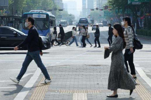 2021年の勤労所得者1996万人、勤労所得803兆ウォン···平均年俸が最も高い業種は「金融保険業」