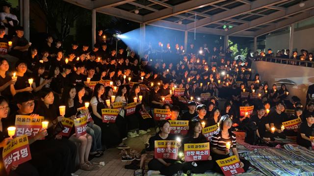 서울 서이초등학교 교사의 49재 추모일인 지난달 4일 오후 광주 북구 광주교육대학교에서 학생들이 촛불 집회를 열고 있다 사진연합뉴스