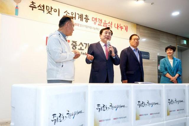 지난달 21일 김기문 회장이 중기중앙회에서 열린 추석 맞이 명절음식키트 전달식에 참석했다  사진중기중앙회