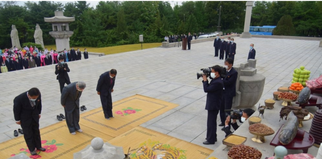 북한 개천절 기념행사가 지난 3일 평양 단군릉 앞에서 진행됐다고 조선중앙통신이 4일 보도했다 사진연합뉴스